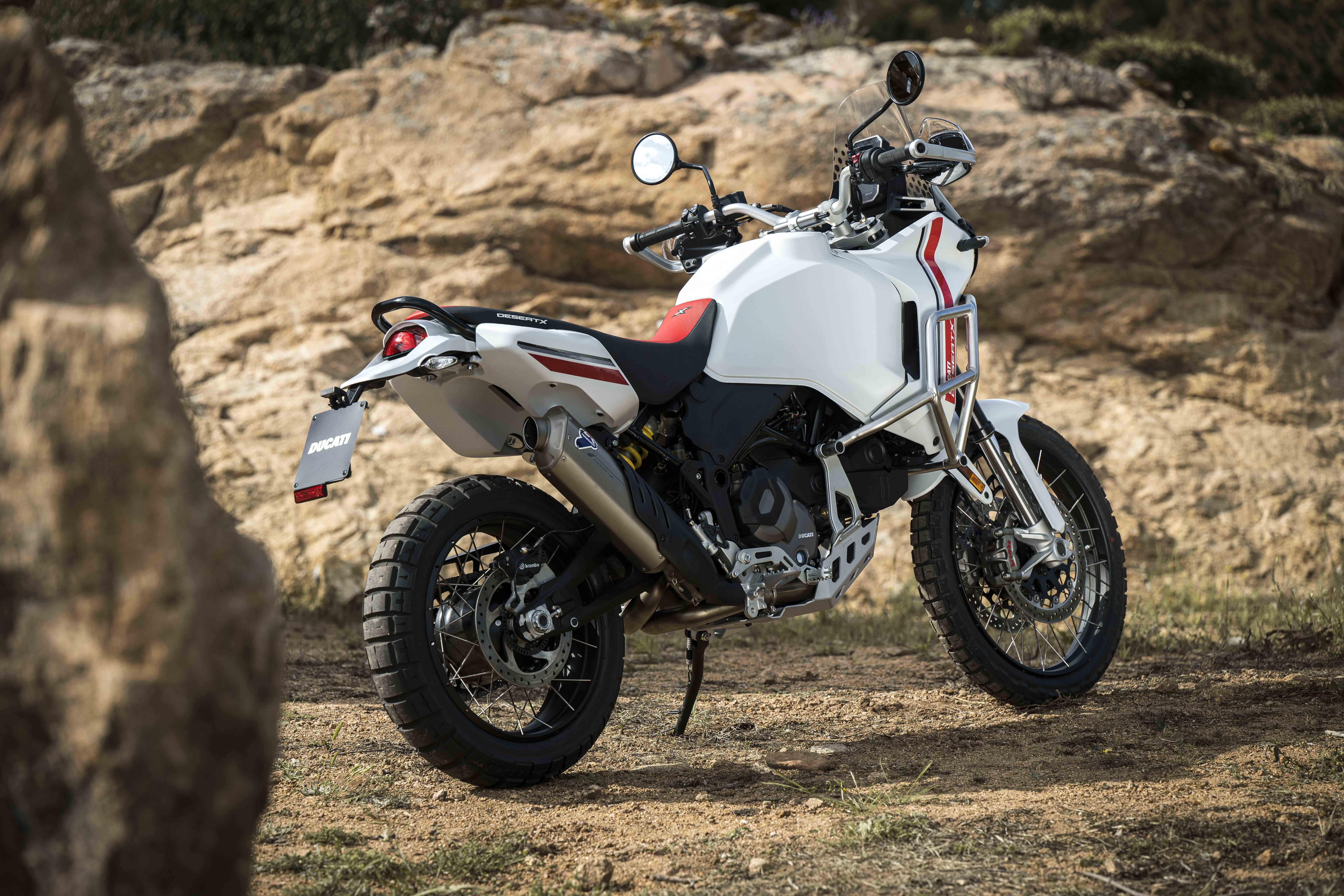 ducati-desert-x-2022-s-p-v-vi-t-nam-c-gi-b-n-g-n-600-tri-u-ng
